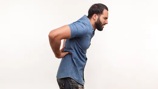 Mann mit Rückenschmerzen