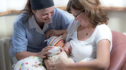Hebammen unterstützen Mütter und ihre Babys beim Stillen