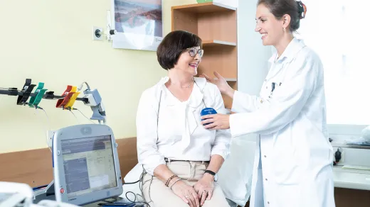 Patientin Ingrid Heinz mit Dr. Margot Aigner