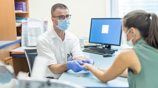 Untersuchung beim Rheumatologen