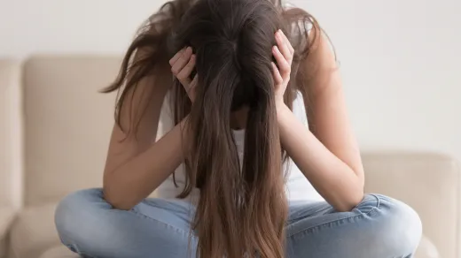 Frau mit psychischen Problemen, Quelle: fizkes/Shutterstock.com