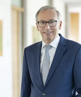 Mag. Dietbert Timmerer, Vorstand Kreuzschwestern Europa Mitte GmbH.jpg Alternativer Text