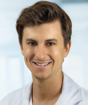 Oberarzt Dr. Alexander Deli Bakk.