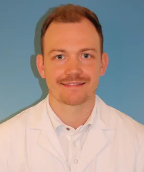 Assistenzarzt Dr. Sebastian Bauer