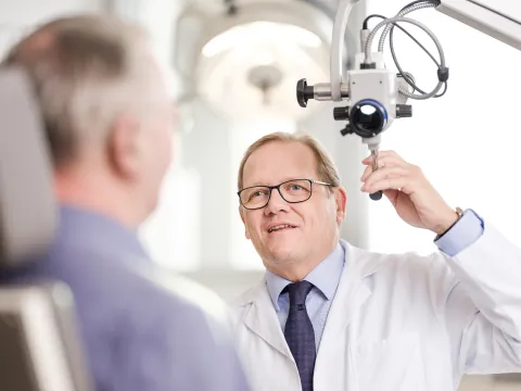 Dr. Keintzel mit Patient