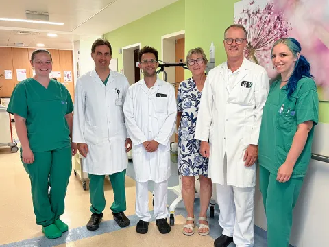 Bild mit Ärzten und Patientin