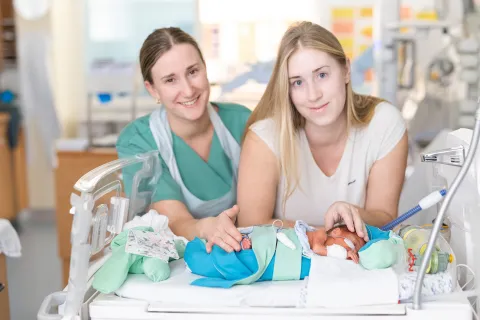 Pflegerin mit Mutter und Kind