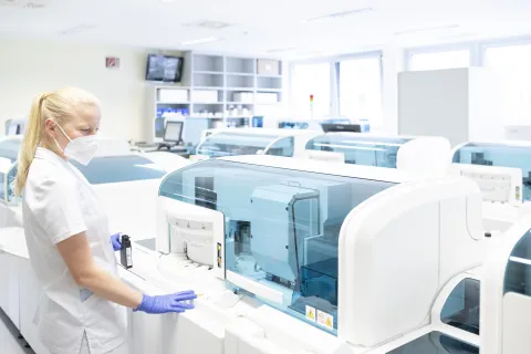 Klinikum-Mitarbeiterin im Labor