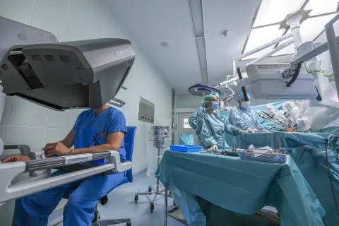 Roboter und Ärzte in OP Saal