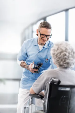 Roman Echer in Ausbildung zur Pflegefachassistenz