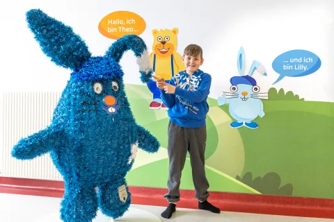 Kind von Kinderambulanz mit Hase Lilly