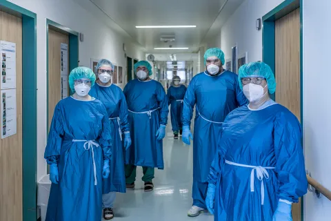 KlinikummitarbeiterInnen mit Schutzkleidung
