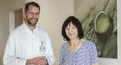 Dr. Martin Rammer mit Patientien Maria H.