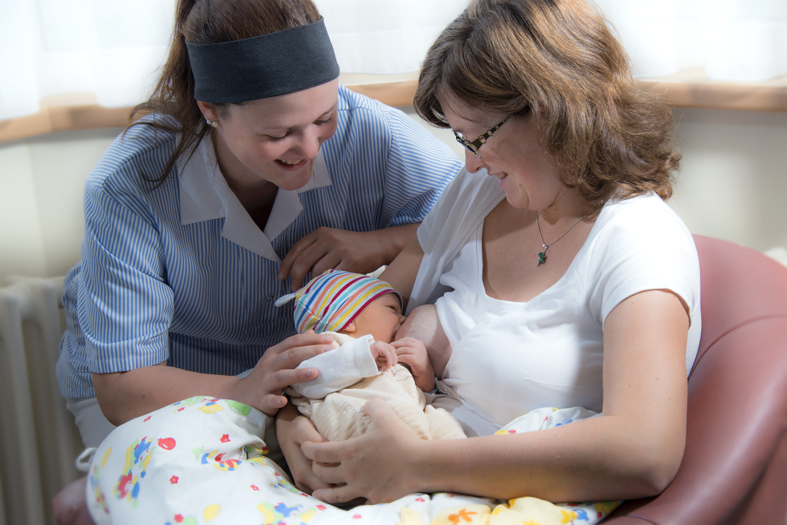 Hebammen unterstützen Mütter und ihre Babys beim Stillen