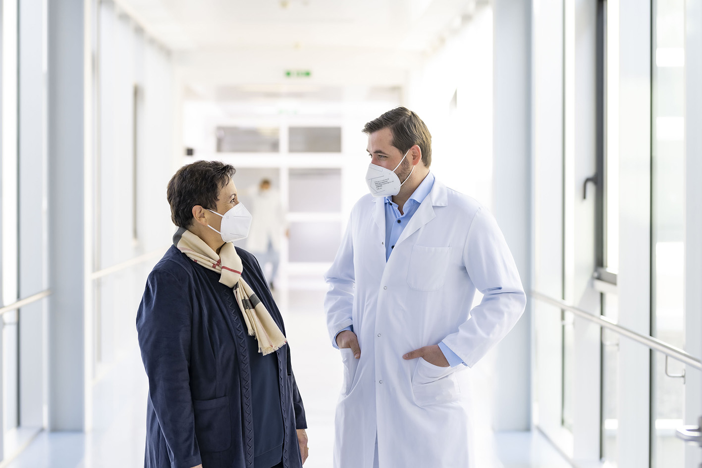 Primar Wiesinger mit Patientin 